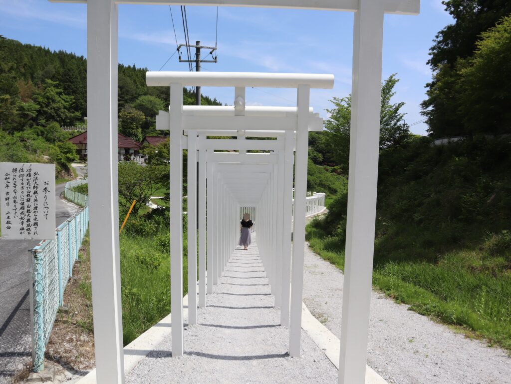 白い千本鳥居 岡山の映えスポットはココで間違いなし 済渡寺を紹介 日宝綜合製本