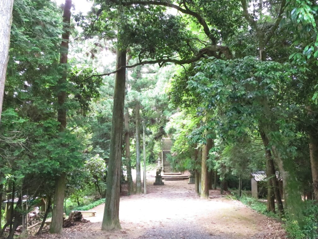 星尾神社の境内