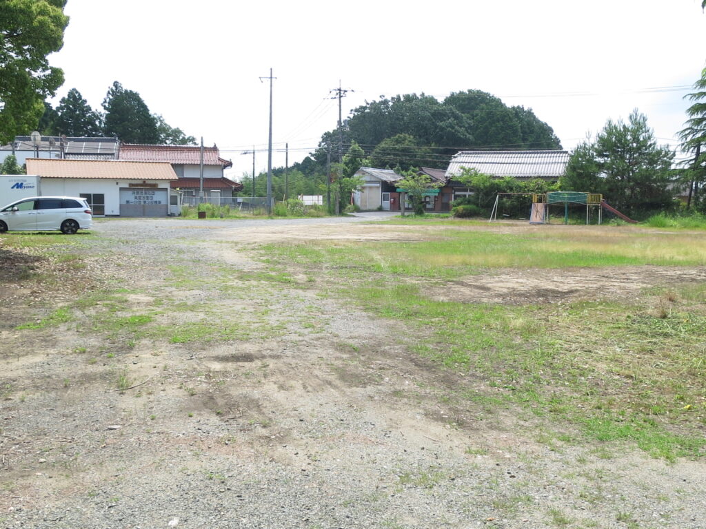 美星町の明神社駐車場入り口の公園