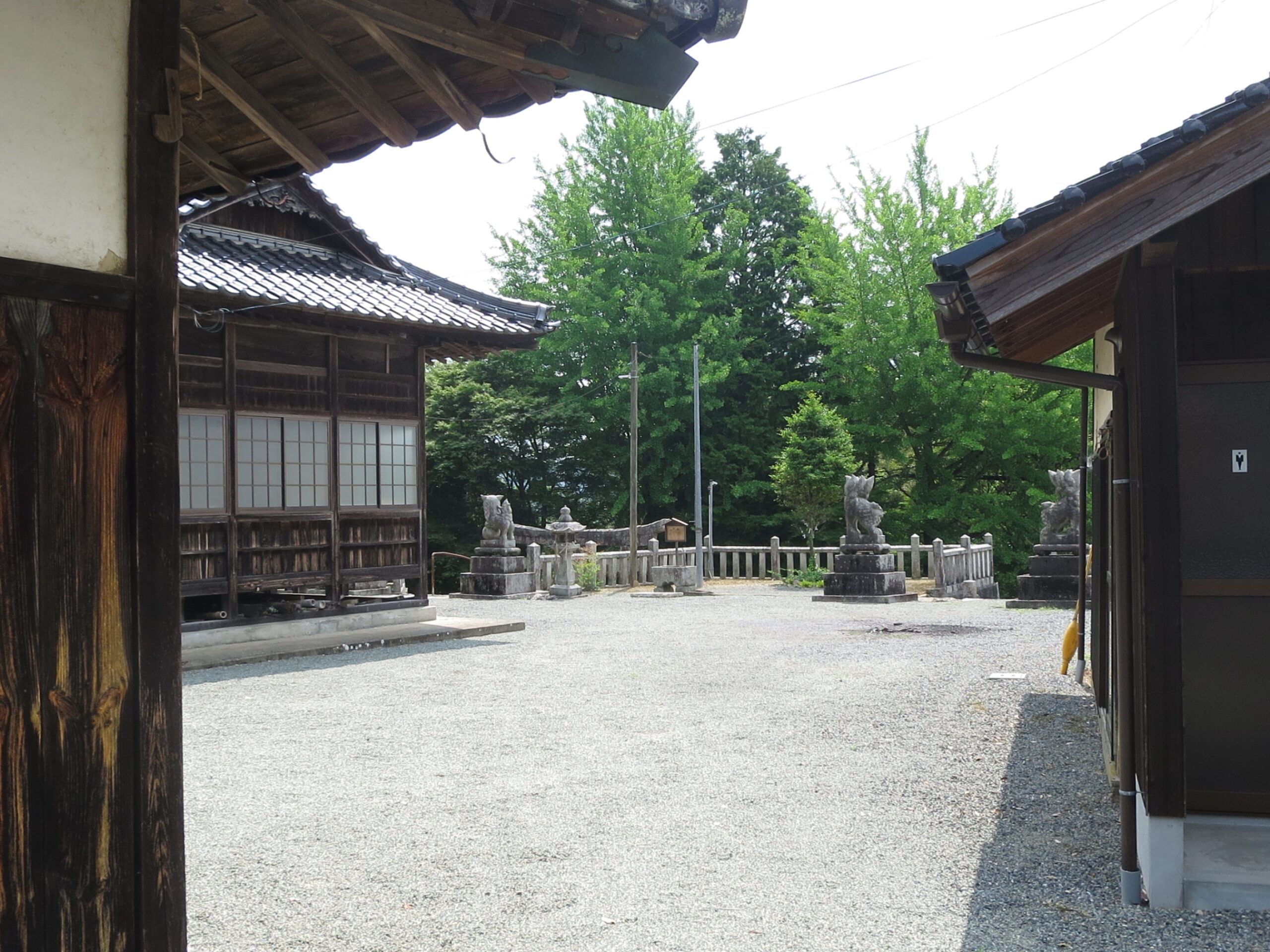 美星町の明神社境内