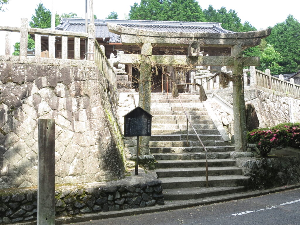 美星町の明神社の鳥居前
