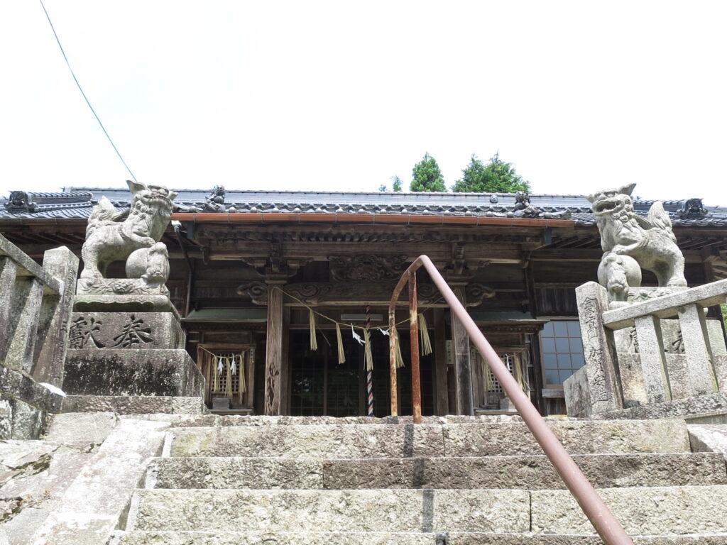 宇佐八幡神社の拝殿と狛犬