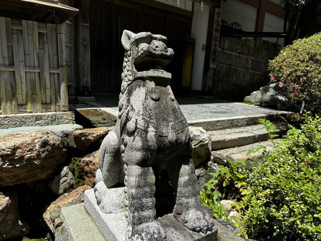 宇治神社の狛犬左２