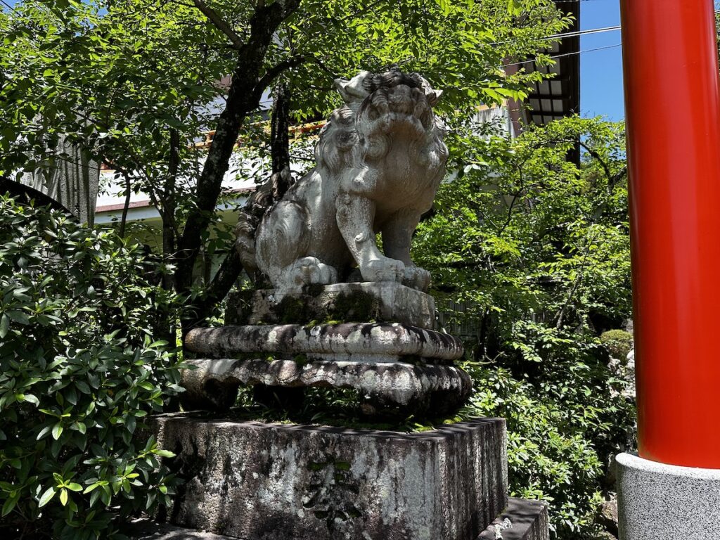 宇治神社の狛犬左