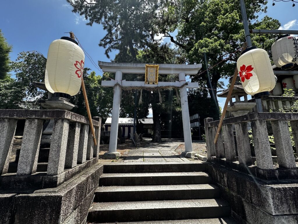 京都宇治の縣神社の西側鳥居