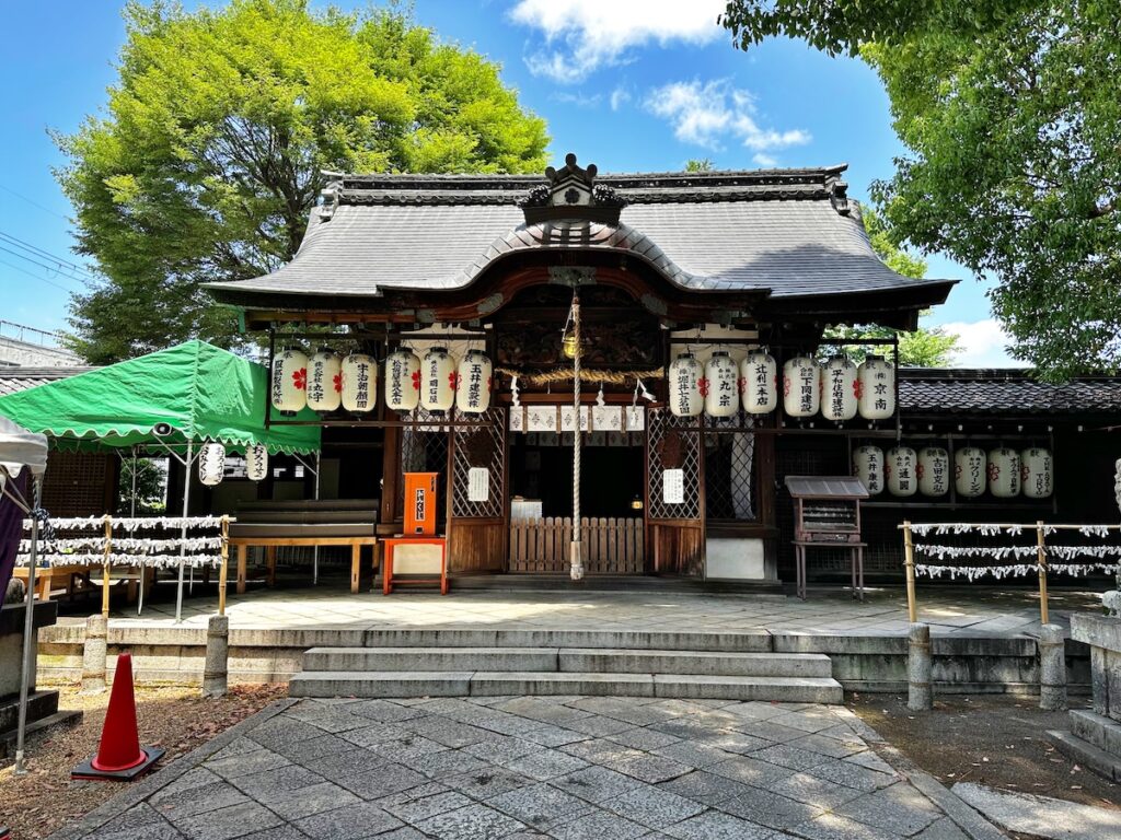 京都宇治の縣神社の拝殿（社殿）