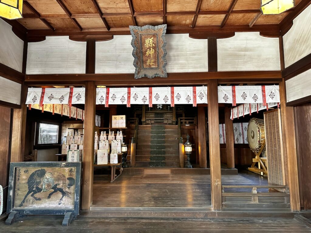 京都宇治の縣神社の拝殿内（本殿）