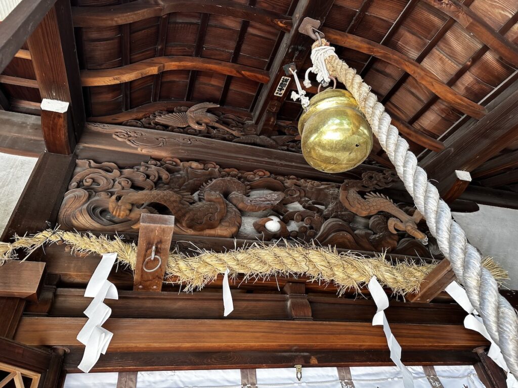 京都宇治の縣神社の拝殿彫刻