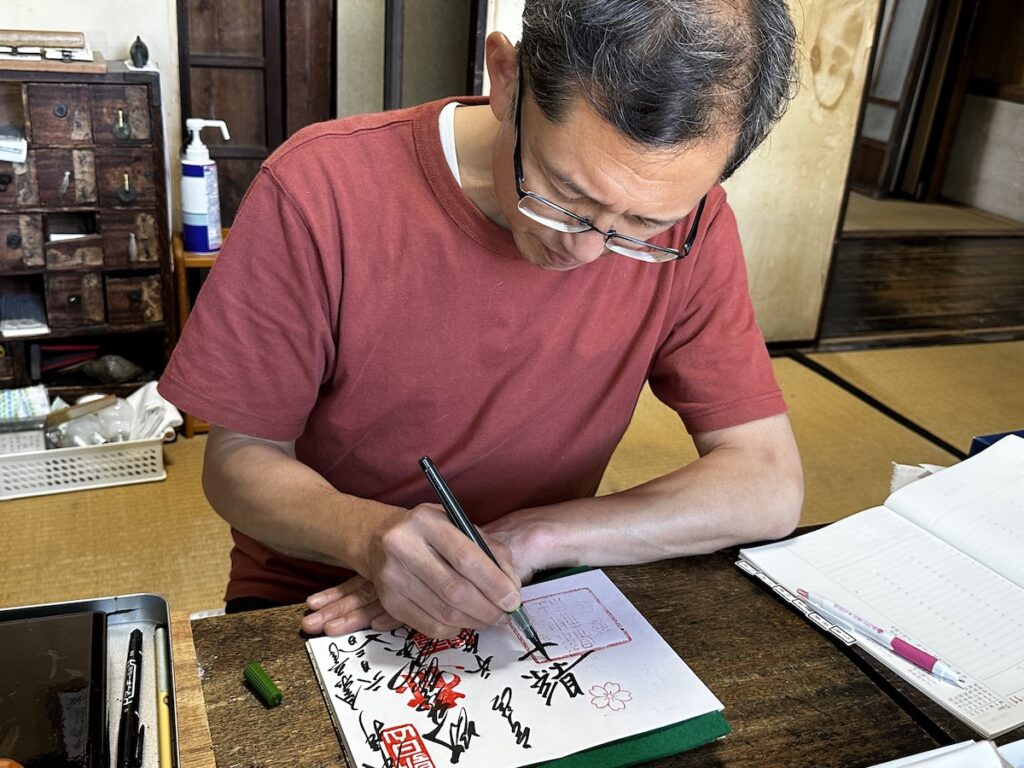 京都宇治の縣神社の御朱印直書き中