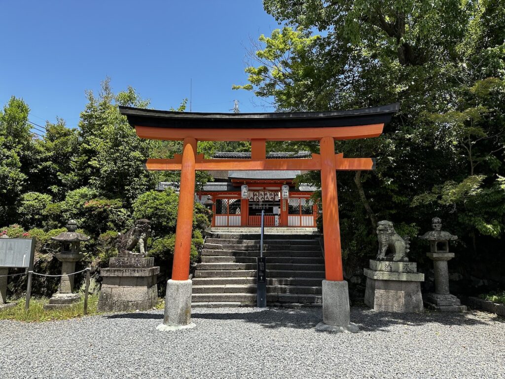 宇治神社の本殿前の鳥居