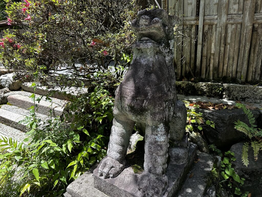 宇治神社の狛犬右２
