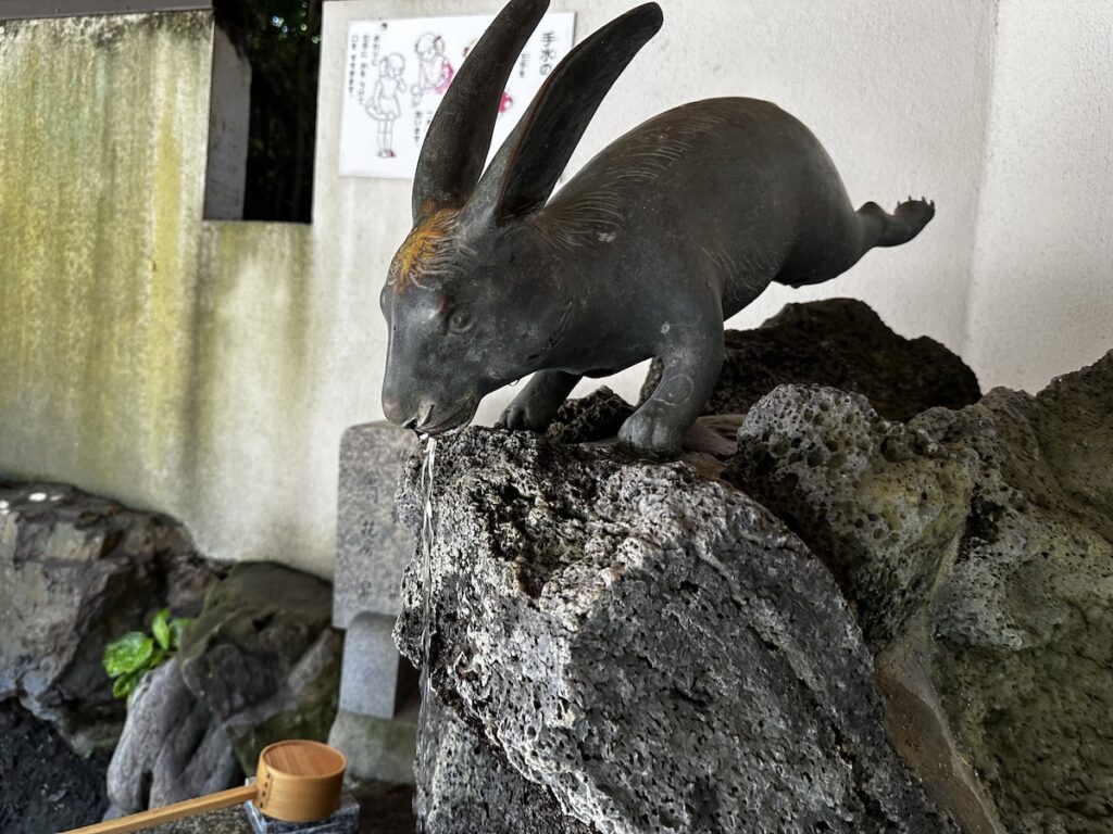 宇治神社の手水舎の兎