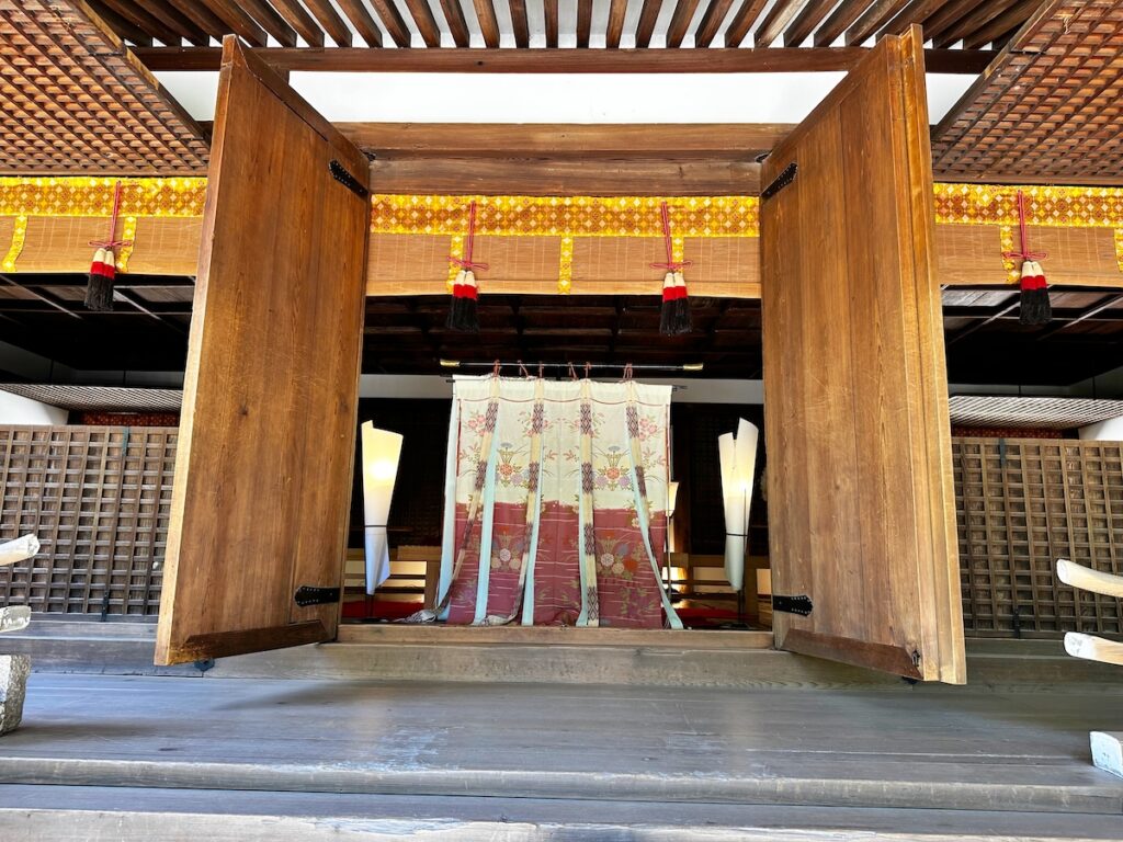 宇治上神社の拝殿内