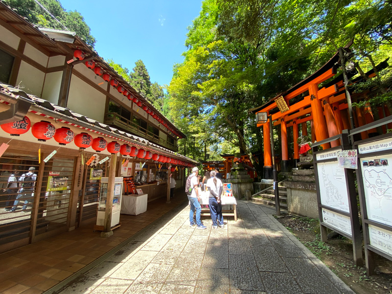 御前谷奉拝所前の参道