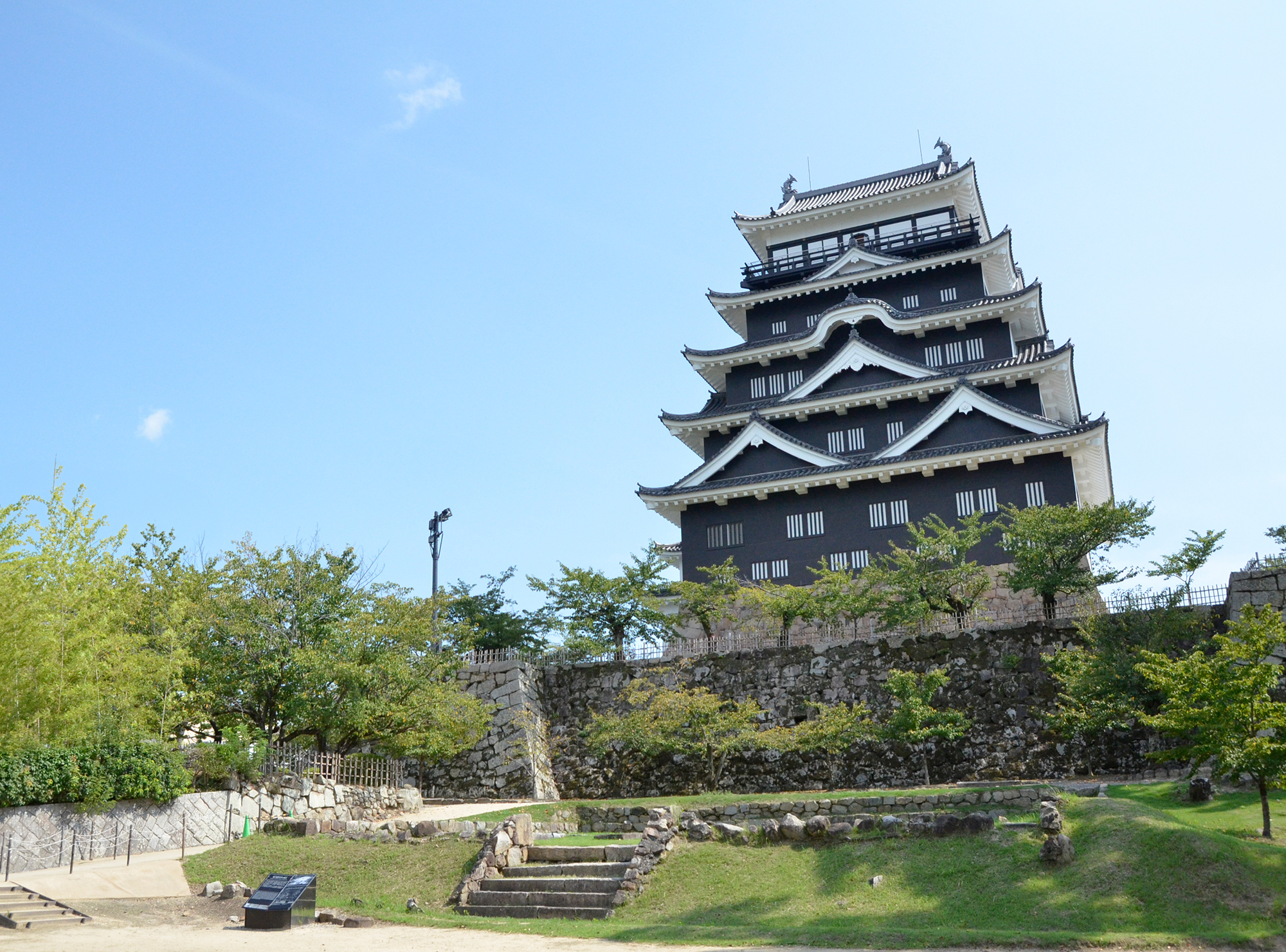 全国唯一！鉄板張りの擁壁を誇る「福山城」の見どころと「御城印」をご