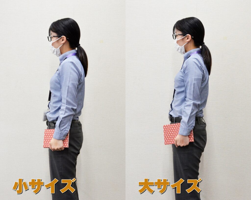 御朱印帳のサイズ感の比較。小サイズと大サイズを持ったイメージ