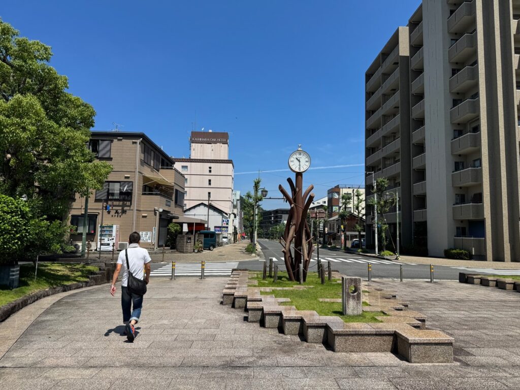 橿原神宮前駅の中央口からまっすぐ道なりに歩く