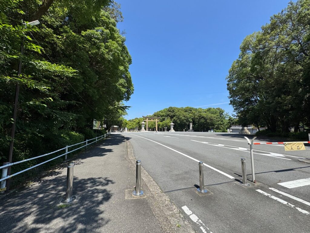 橿原神宮の第一鳥居が見えてくる