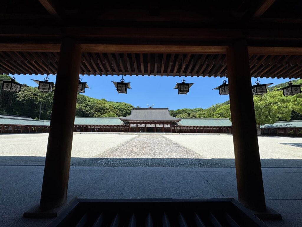 橿原神宮の外拝殿で参拝
