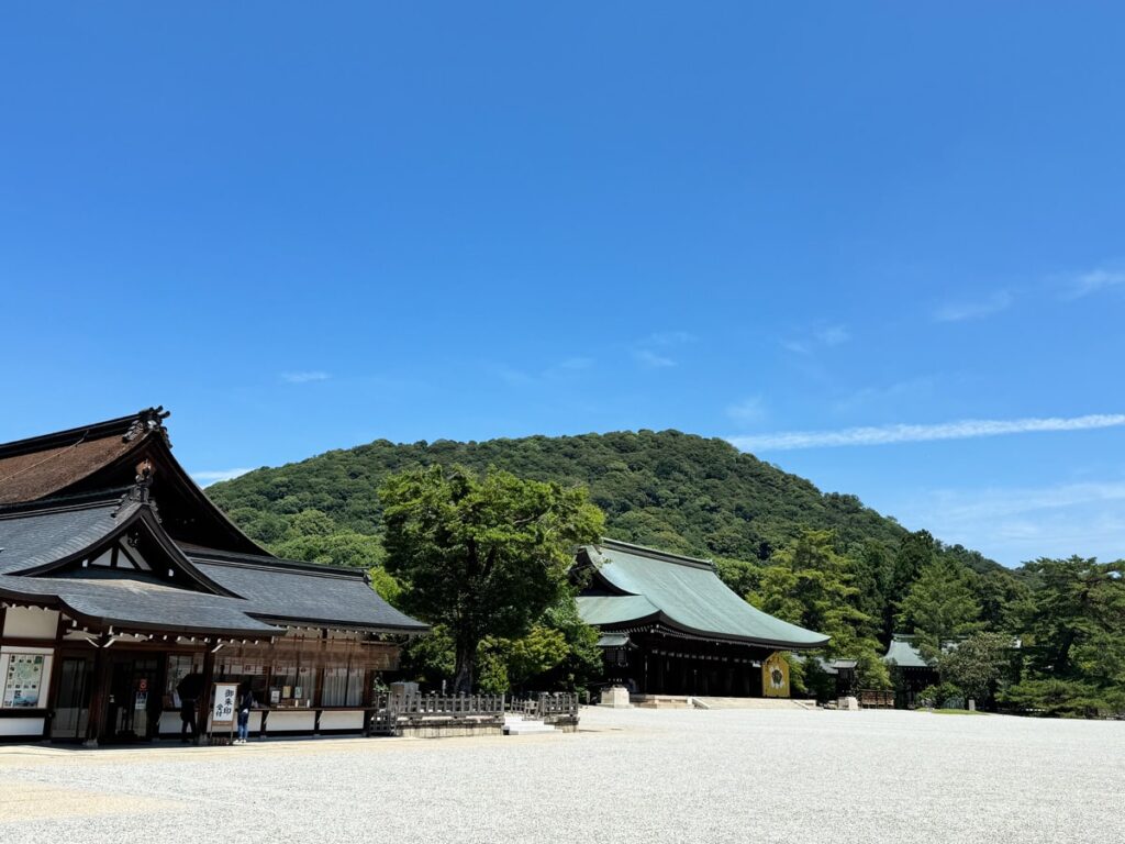 外拝殿と畝傍山