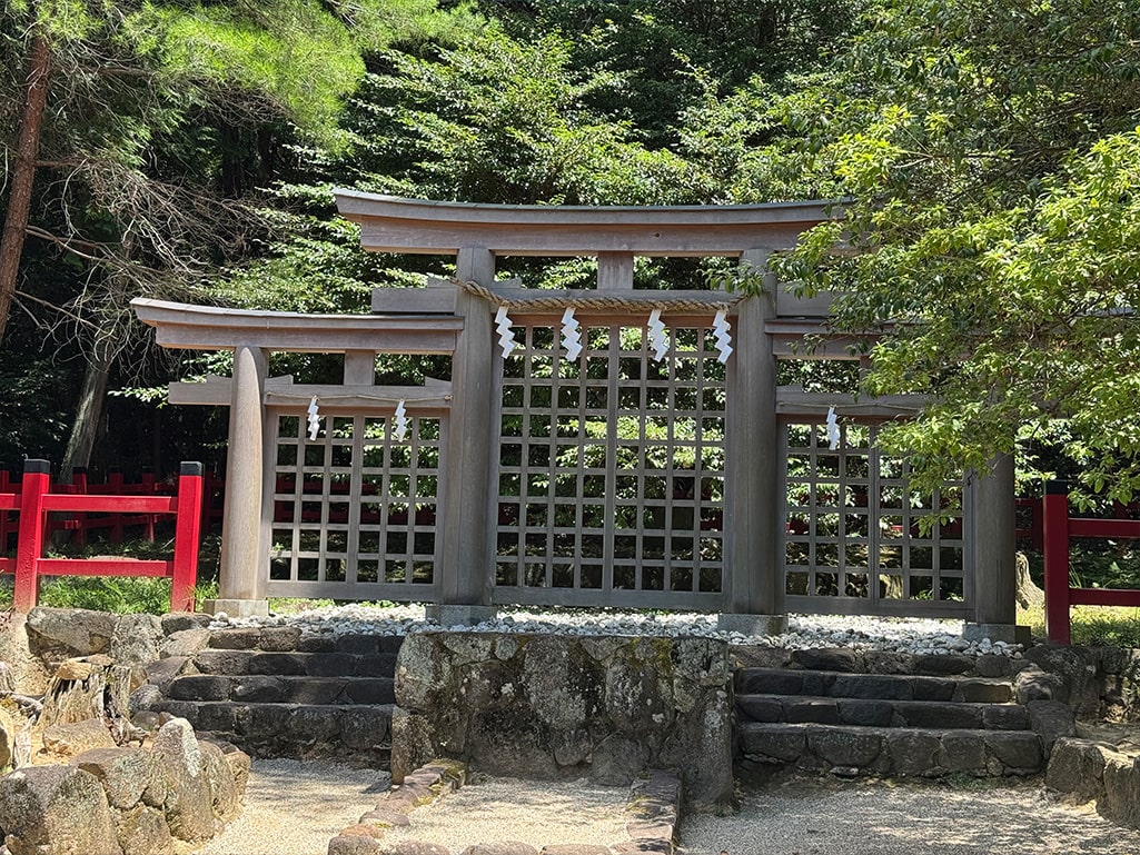 檜原神社の三つ鳥居