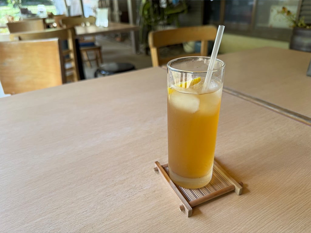 檜原神社の近くの桧原御休処の梅ジュース