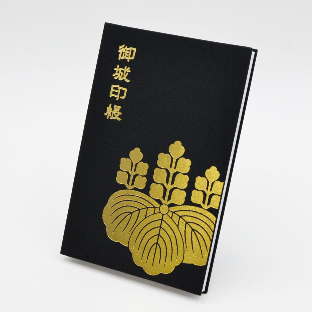 豊臣秀吉の家紋として知られる「五七の桐」の金の箔押しがかっこいい御城印帳