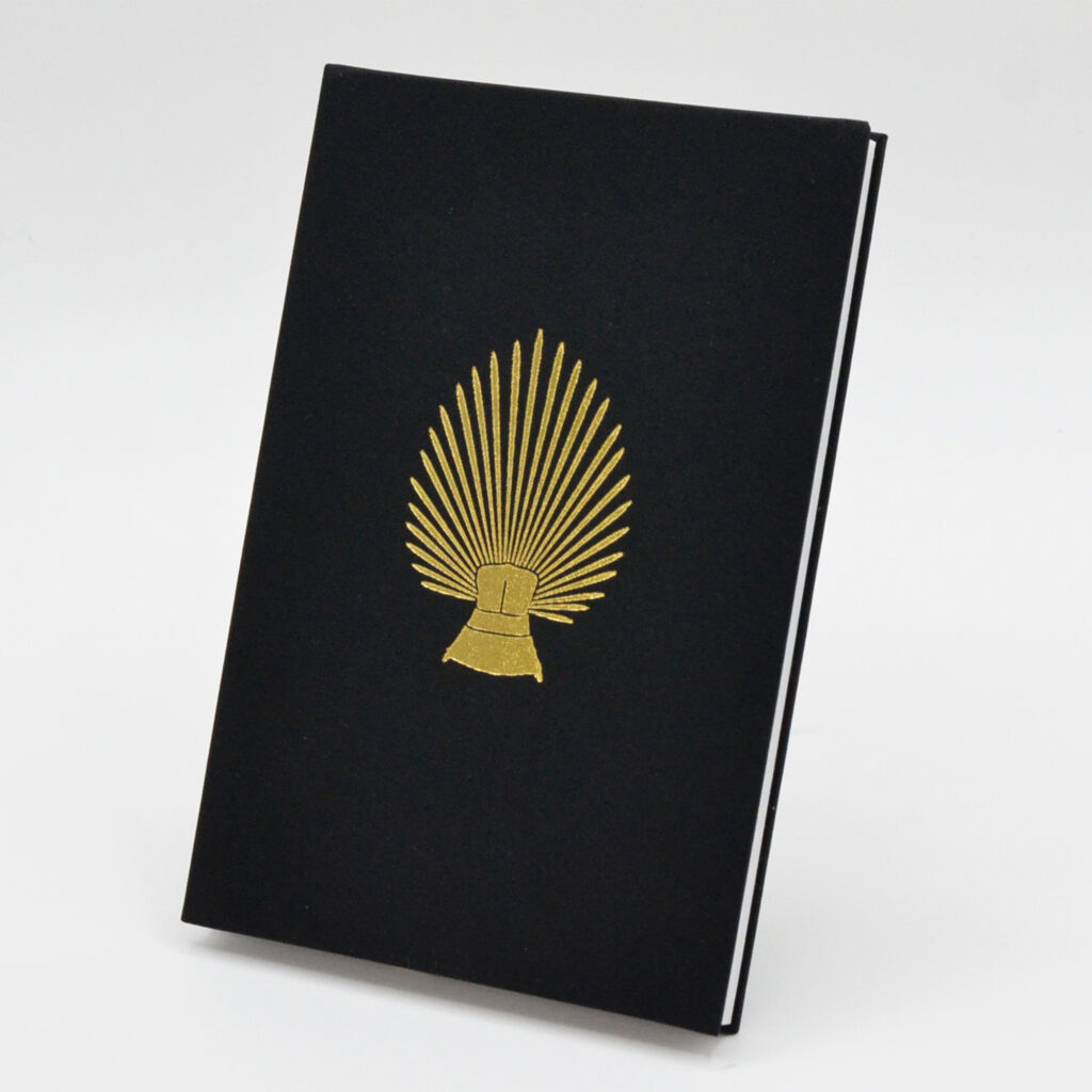 秀吉の象徴的な兜である「一の谷馬蘭後立付兜」の金の箔押しがかっこいい、御城印帳の裏面