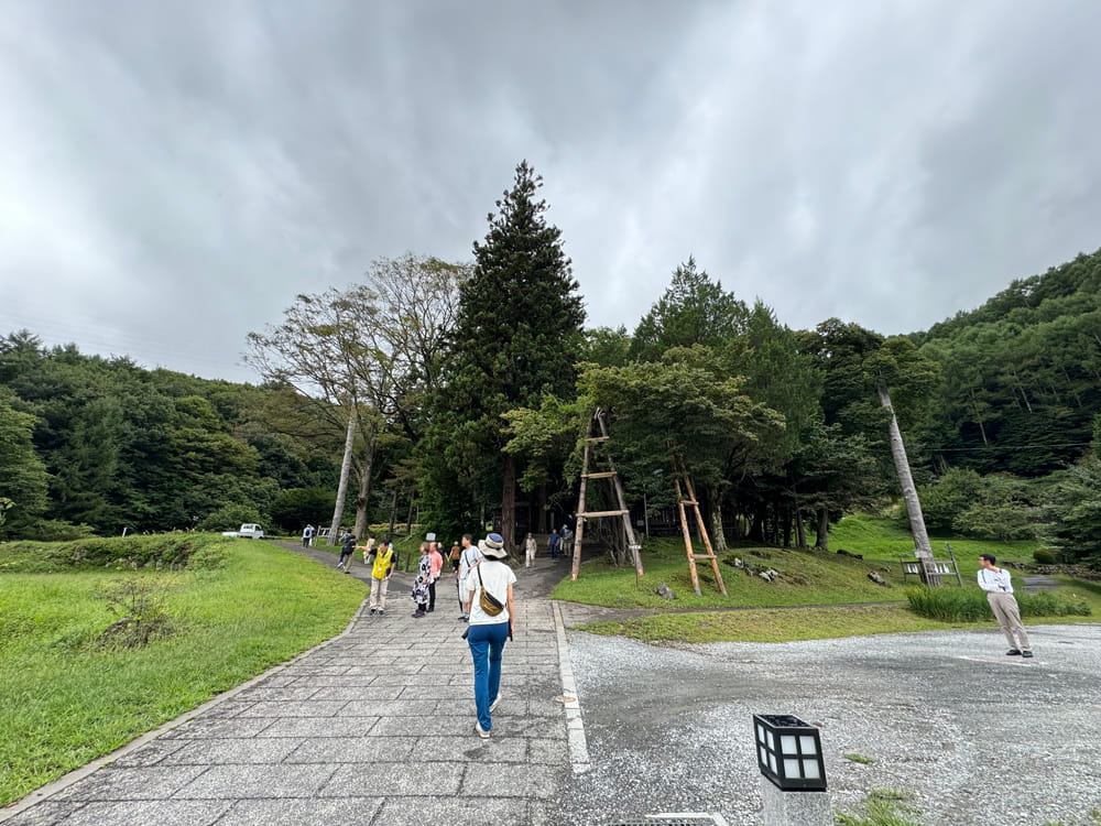 諏訪大社 前宮 本殿までの道