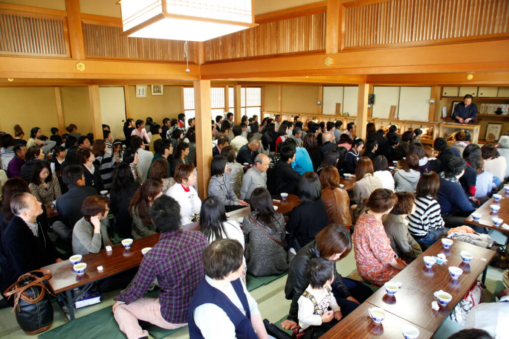 華厳寺(鈴虫寺)の住職の法話の様子