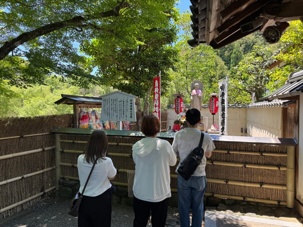 華厳寺(鈴虫寺)の幸福地蔵様にい願い事をする人たち