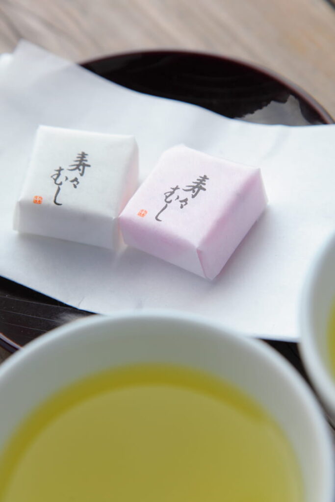 華厳寺(鈴虫寺)の住職の法話を聞く際は、お茶とお菓子を提供
