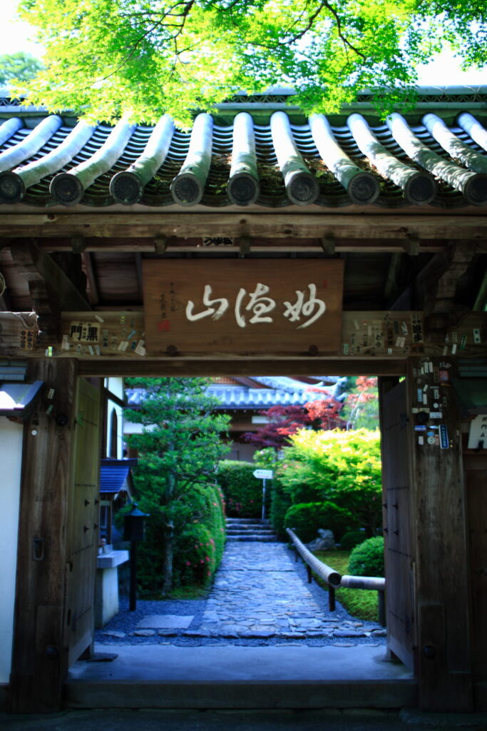 華厳寺(鈴虫寺)の山門