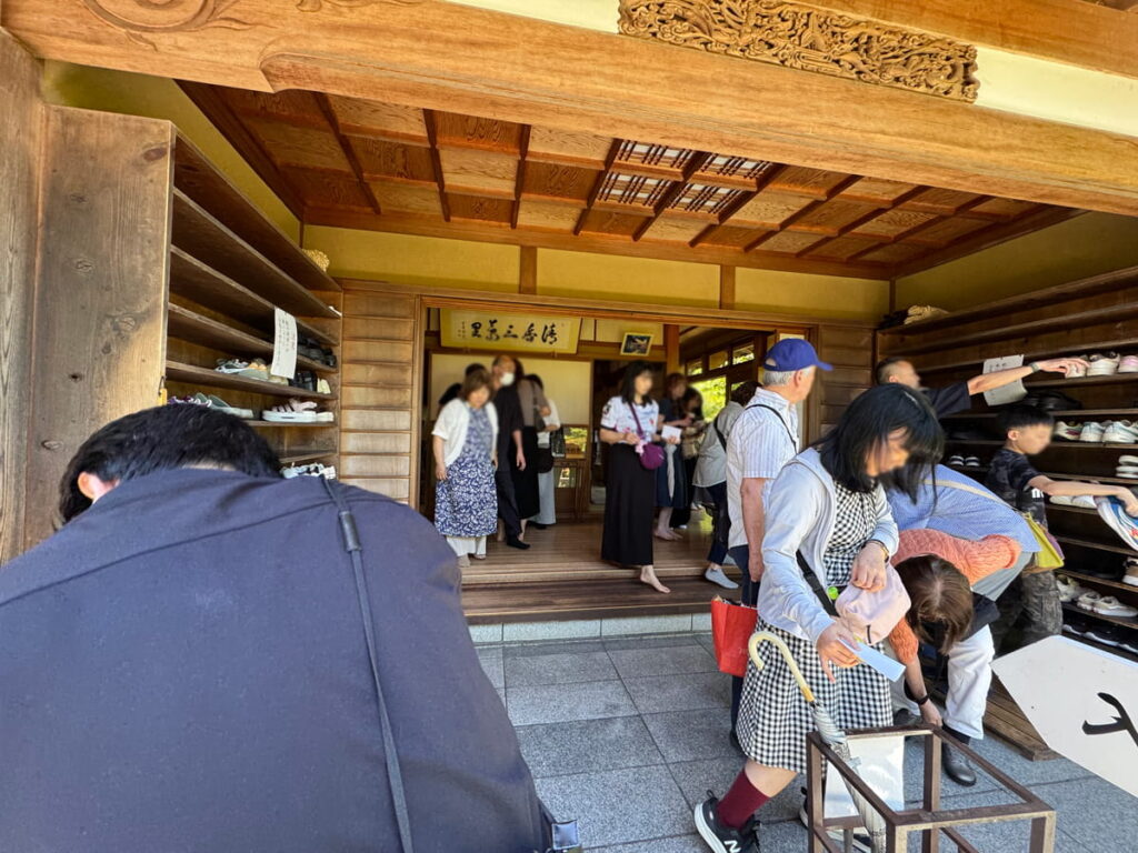 華厳寺(鈴虫寺)の客殿から出てくる人たち